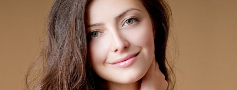 fille aux cheveux sains et bien coiffés